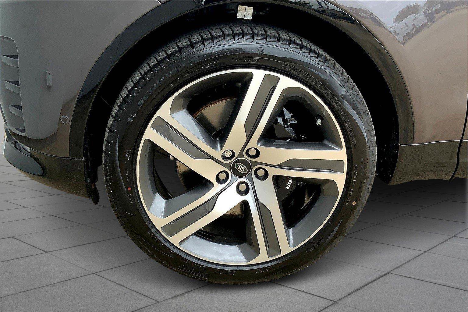 2023 Land Rover Discovery Metropolitan Edition photo 10