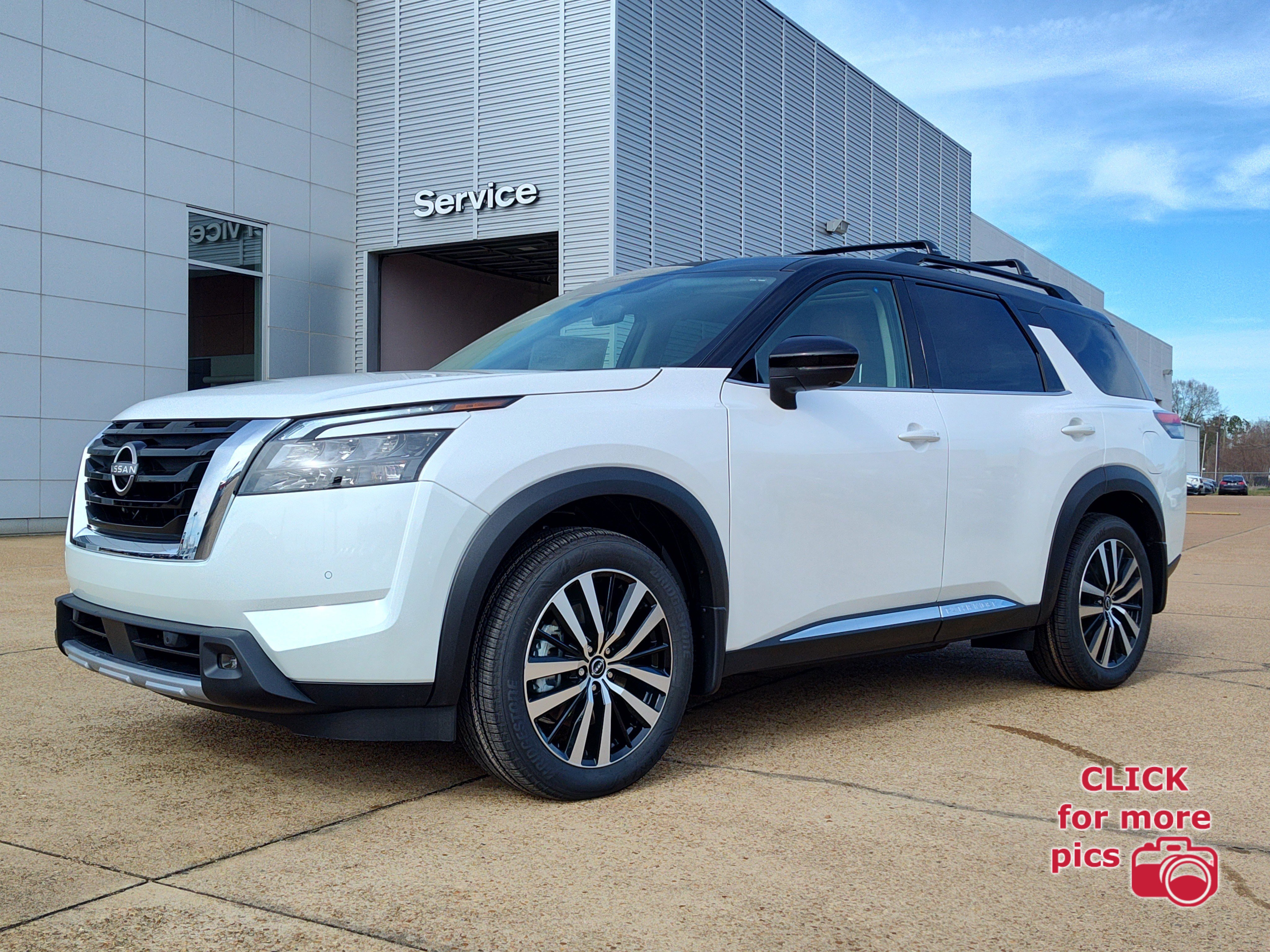 2025 Nissan Pathfinder Platinum's photo