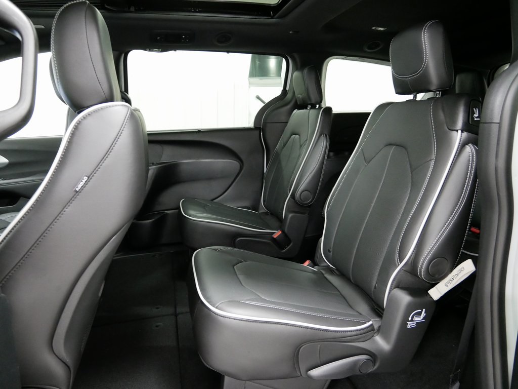 2026 Chrysler Pacifica Limited photo 9