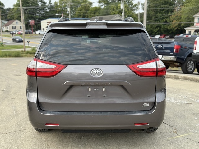 2019 Toyota Sienna XLE photo 5