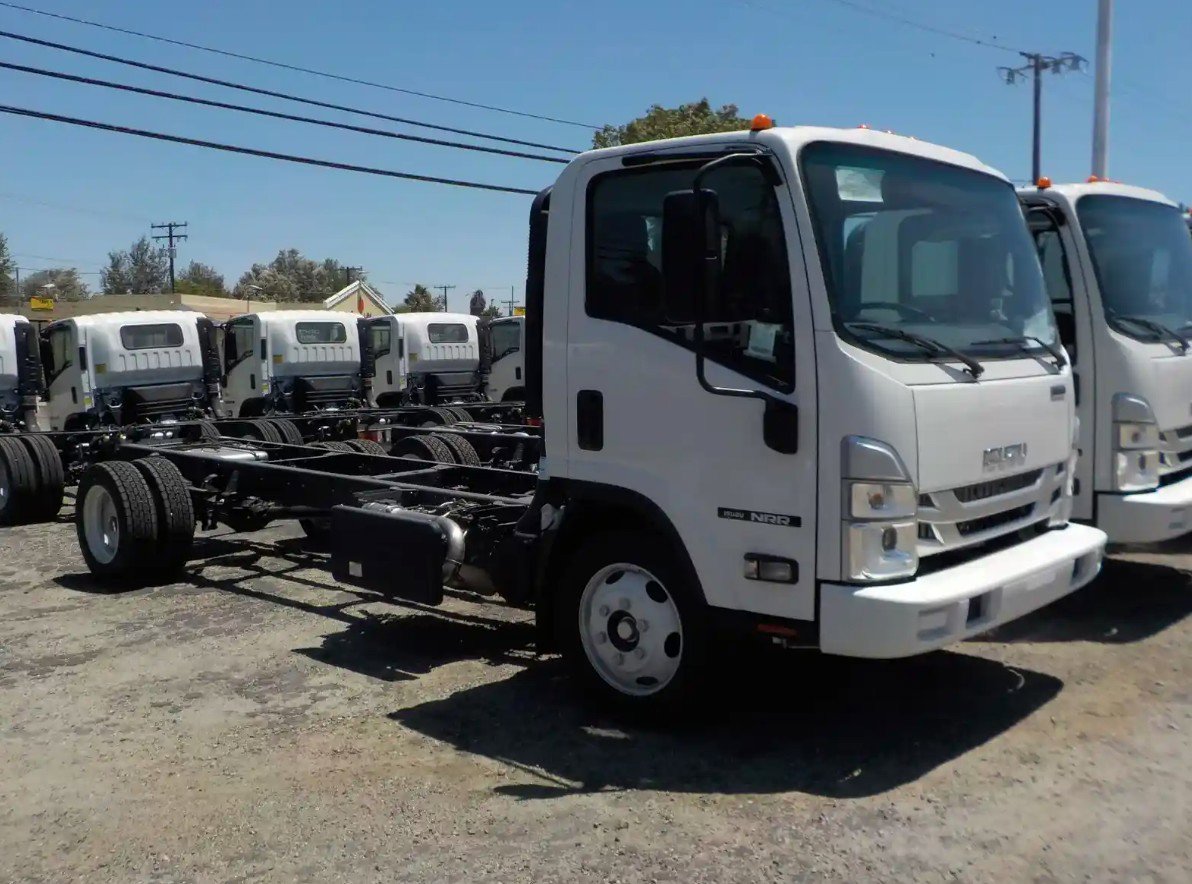 2024 Isuzu NPR photo 3