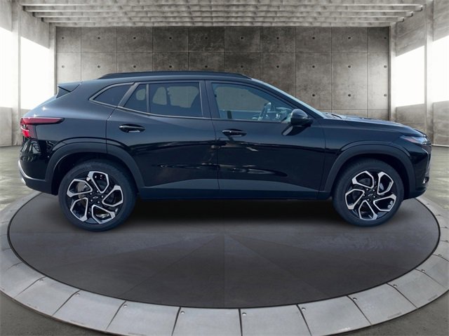 2025 Chevrolet Trax photo 2