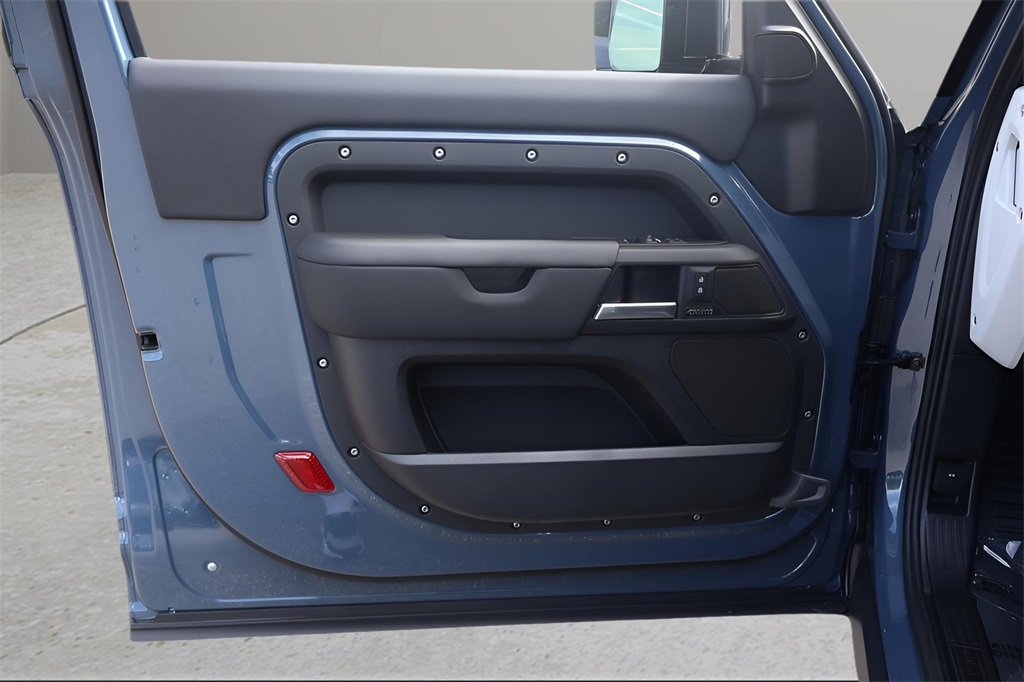 2025 Land Rover Defender 90 X-Dynamic SE photo 10