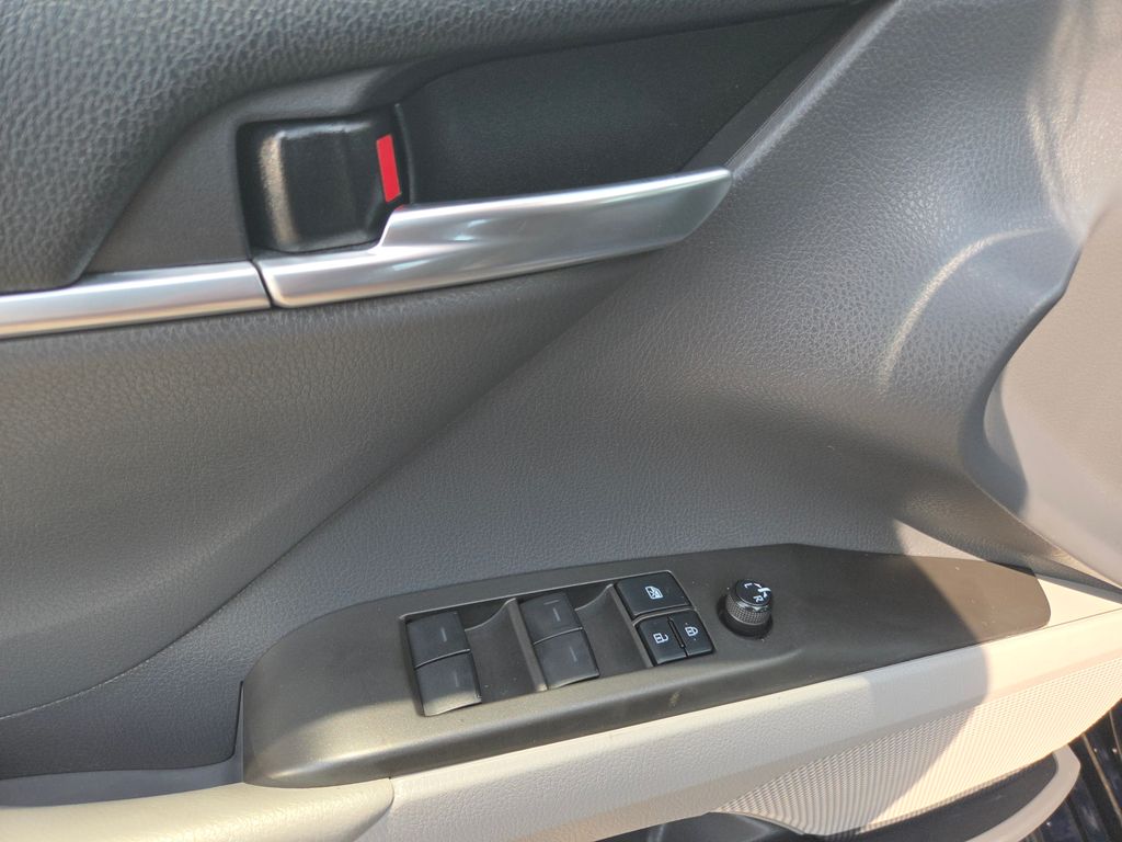 2021 Toyota Camry Hybrid SE photo 22