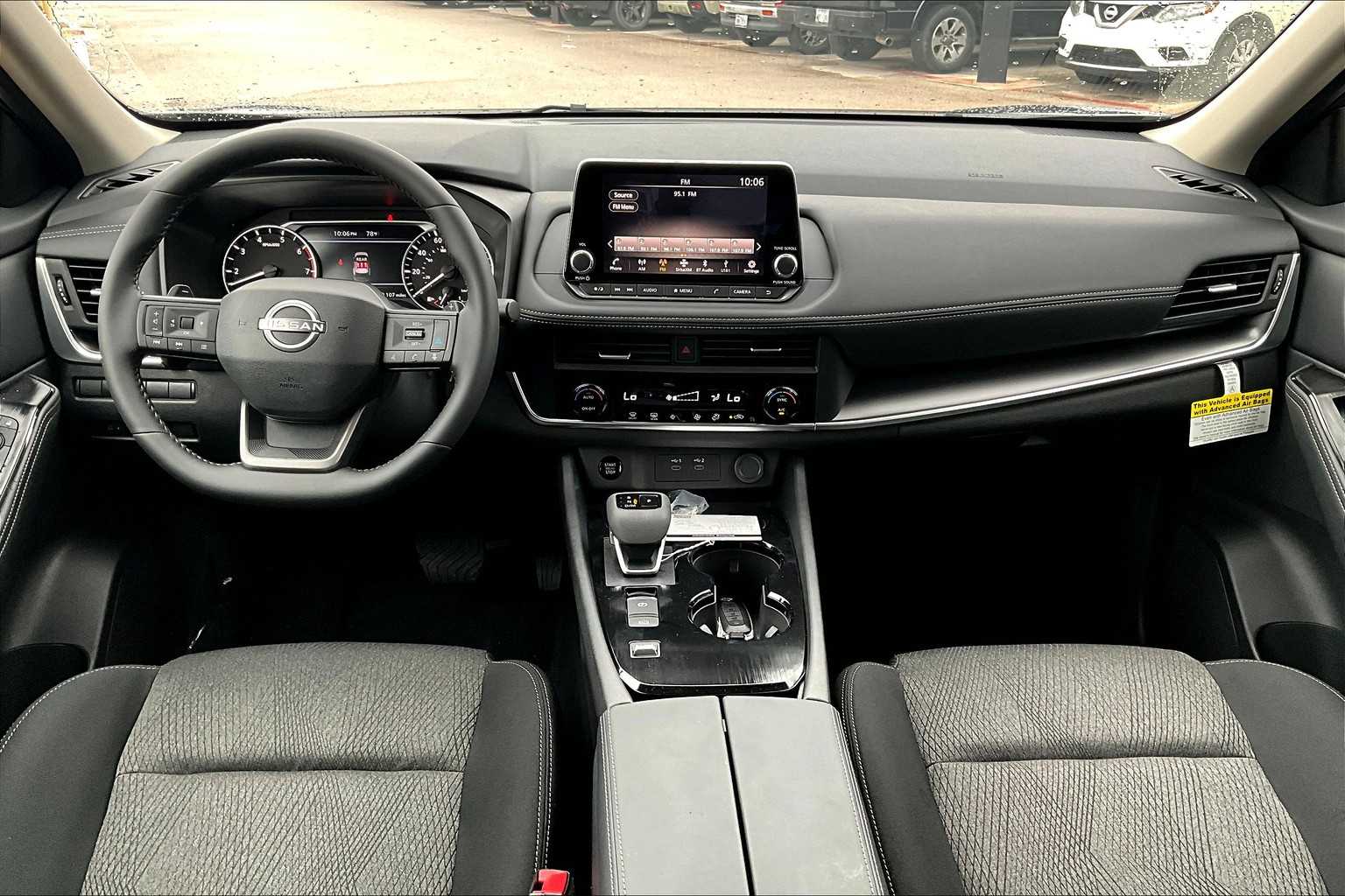 2025 Nissan Rogue SV photo 4