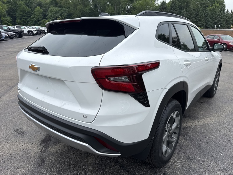 2025 Chevrolet Trax LT photo 3