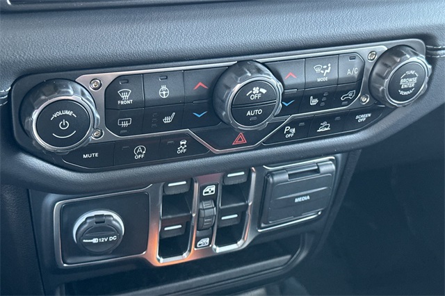 2025 Jeep Wrangler Sahara photo 14