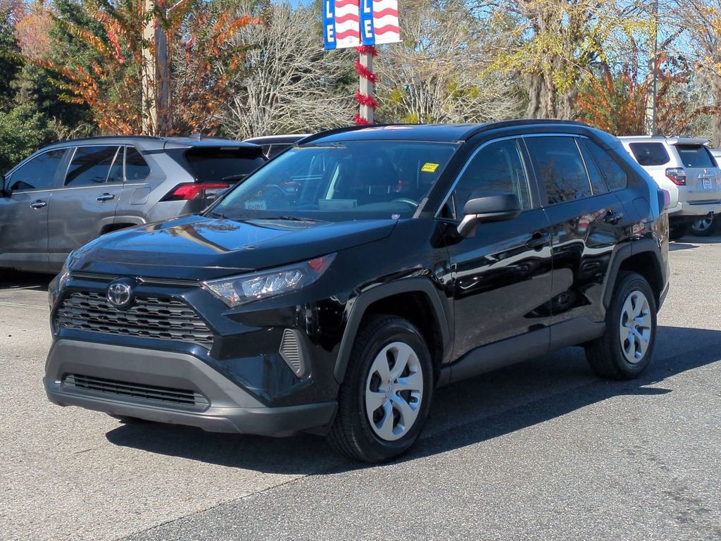 2020 Toyota RAV4 LE's photo
