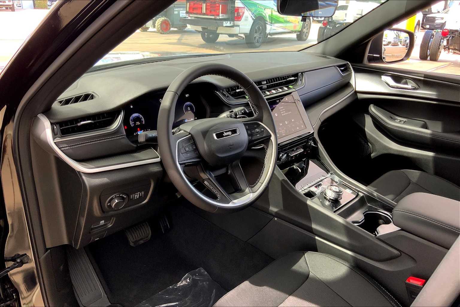 2025 Jeep Grand Cherokee Laredo Altitude photo 5