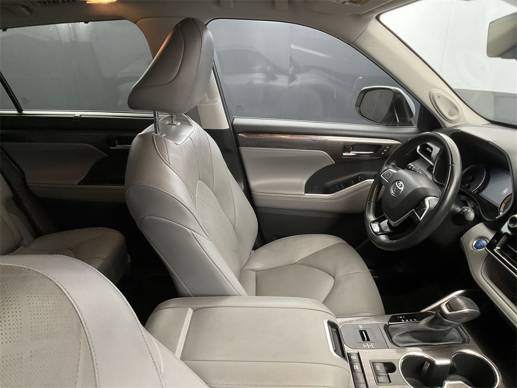 2022 Toyota Highlander Hybrid Platinum photo 25