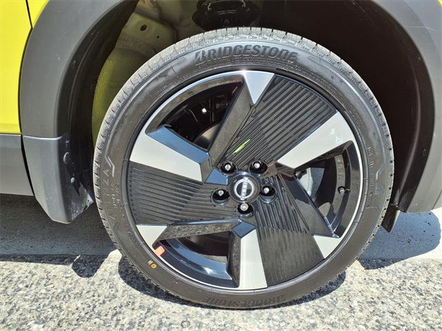 2026 Nissan Kicks SR photo 4
