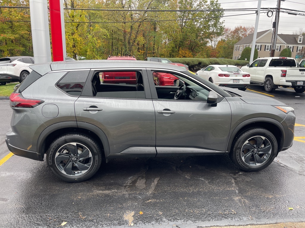 2024 Nissan Rogue SV photo 4