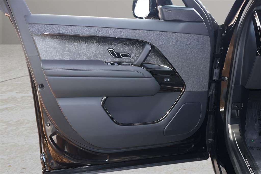 2025 Land Rover Range Rover Sport SE photo 9
