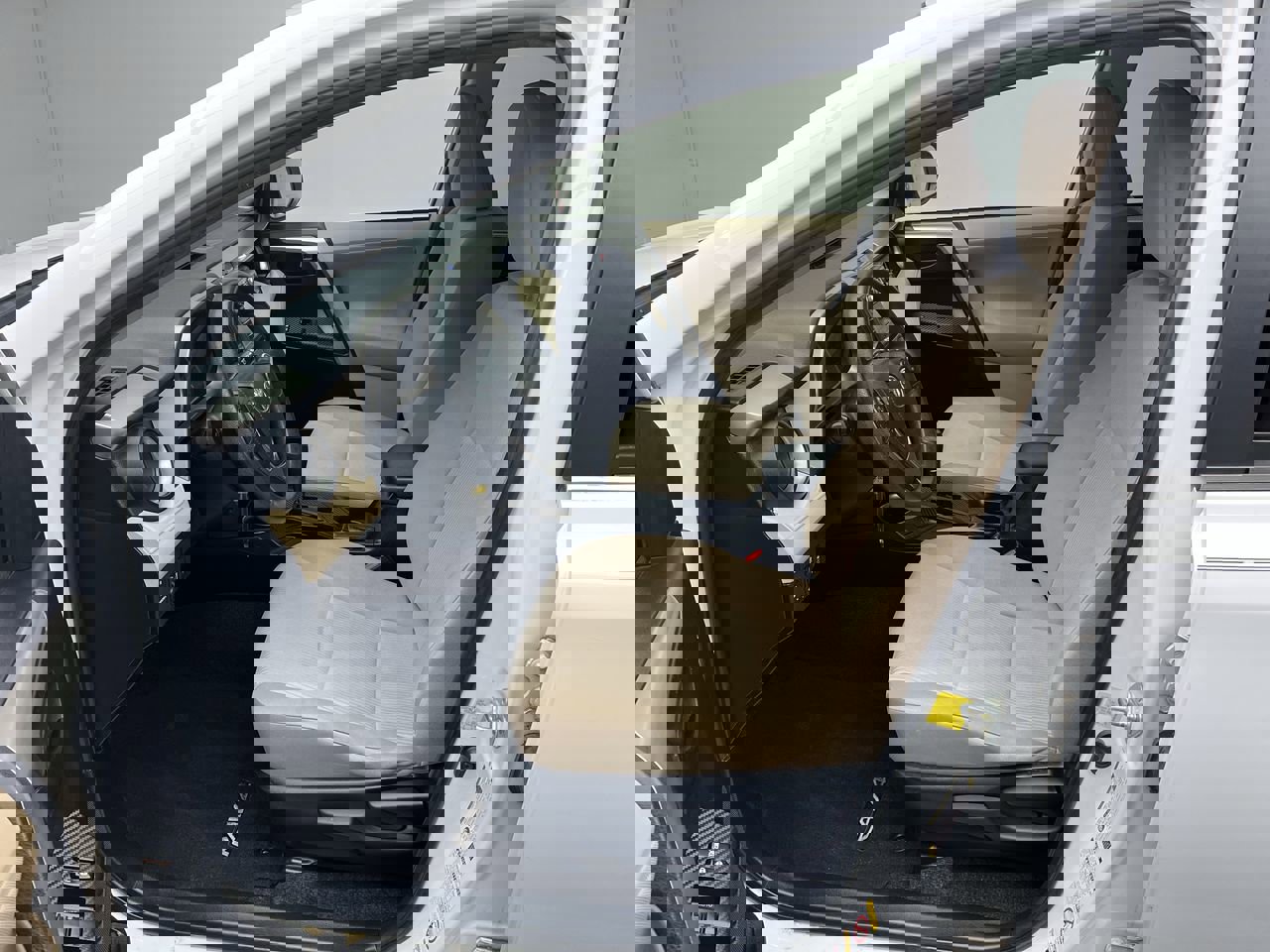 2013 Toyota RAV4 LE photo 3