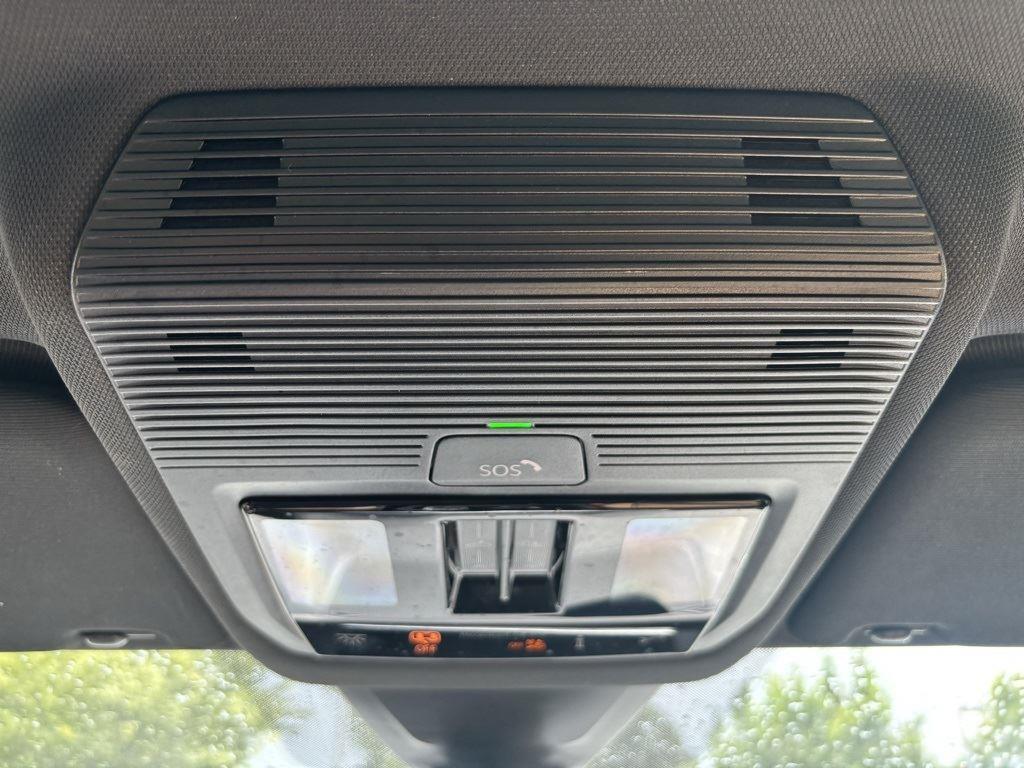 2024 Volkswagen Atlas Cross Sport SEL R-Line photo 19