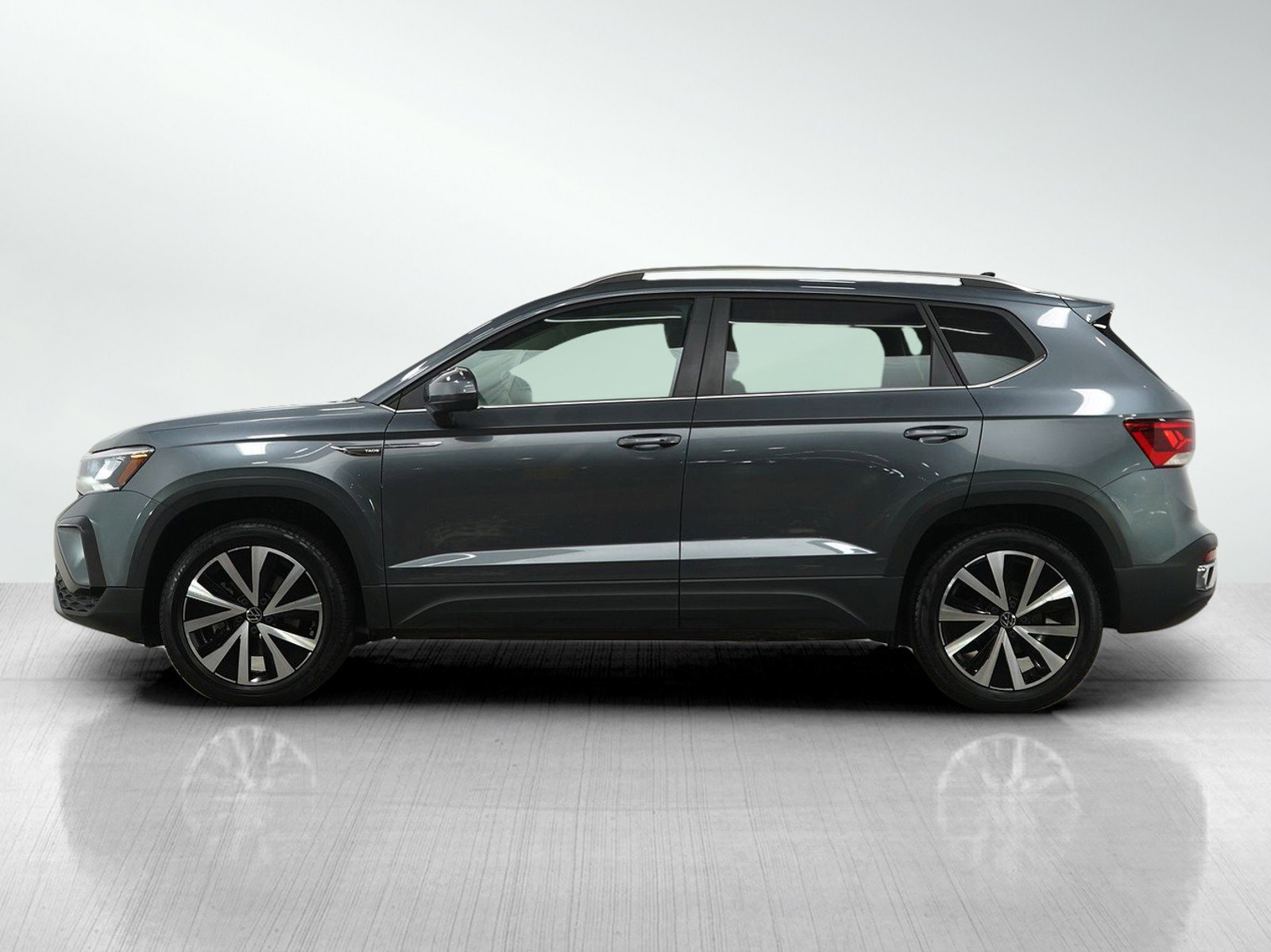 2022 Volkswagen Taos SE photo 2