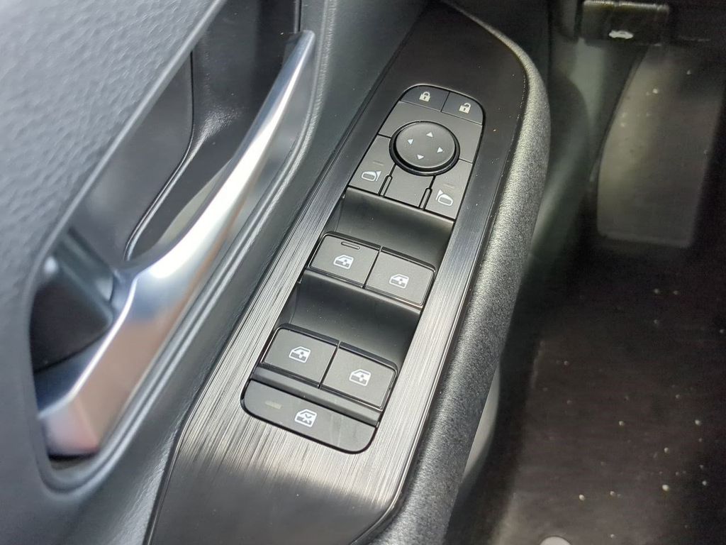 2025 Nissan Kicks SV photo 21