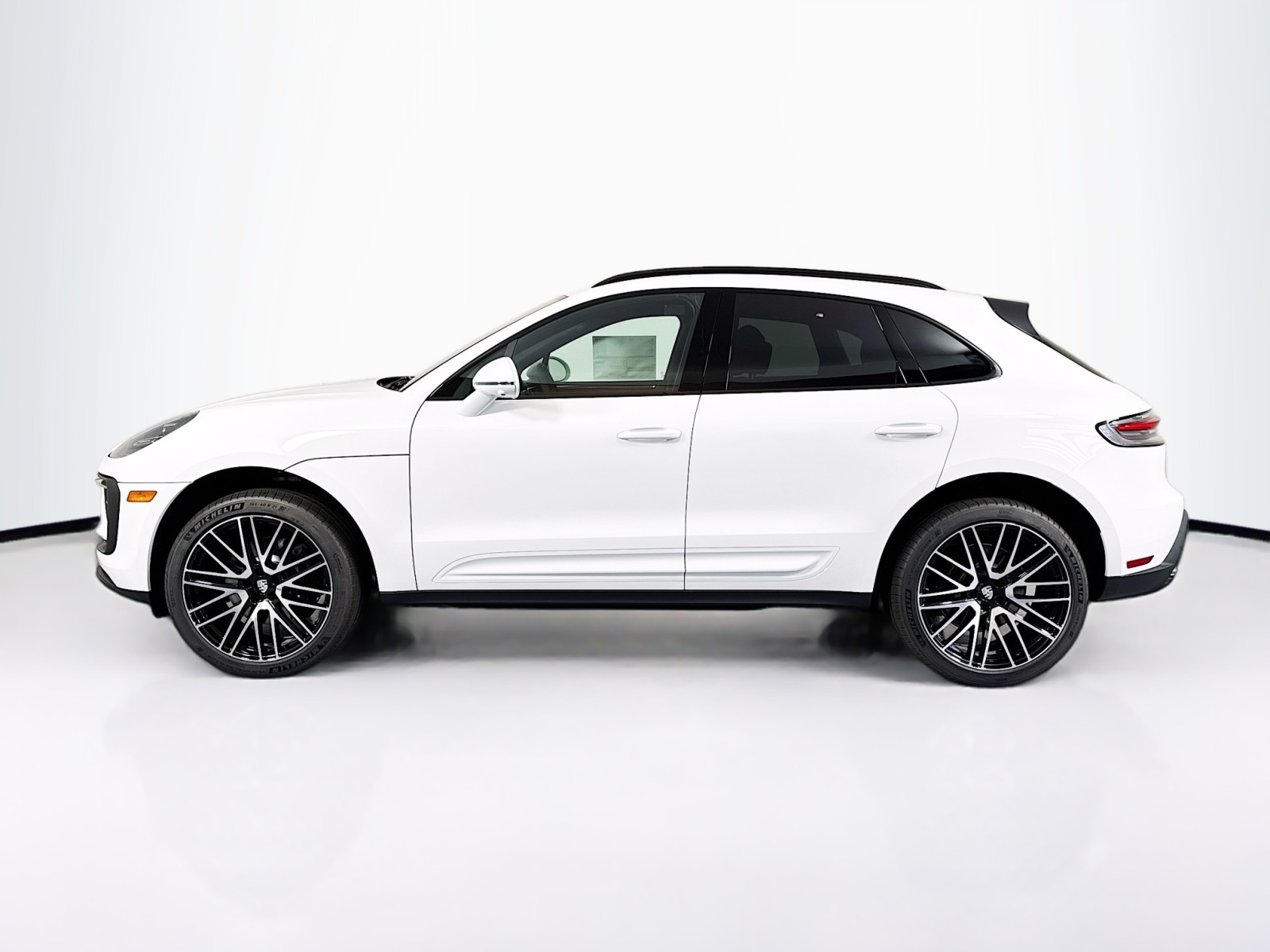 2025 Porsche Macan T photo 2