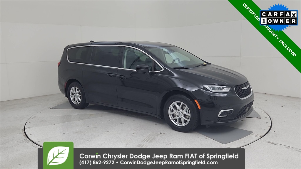 2024 Chrysler Pacifica Touring L photo 2