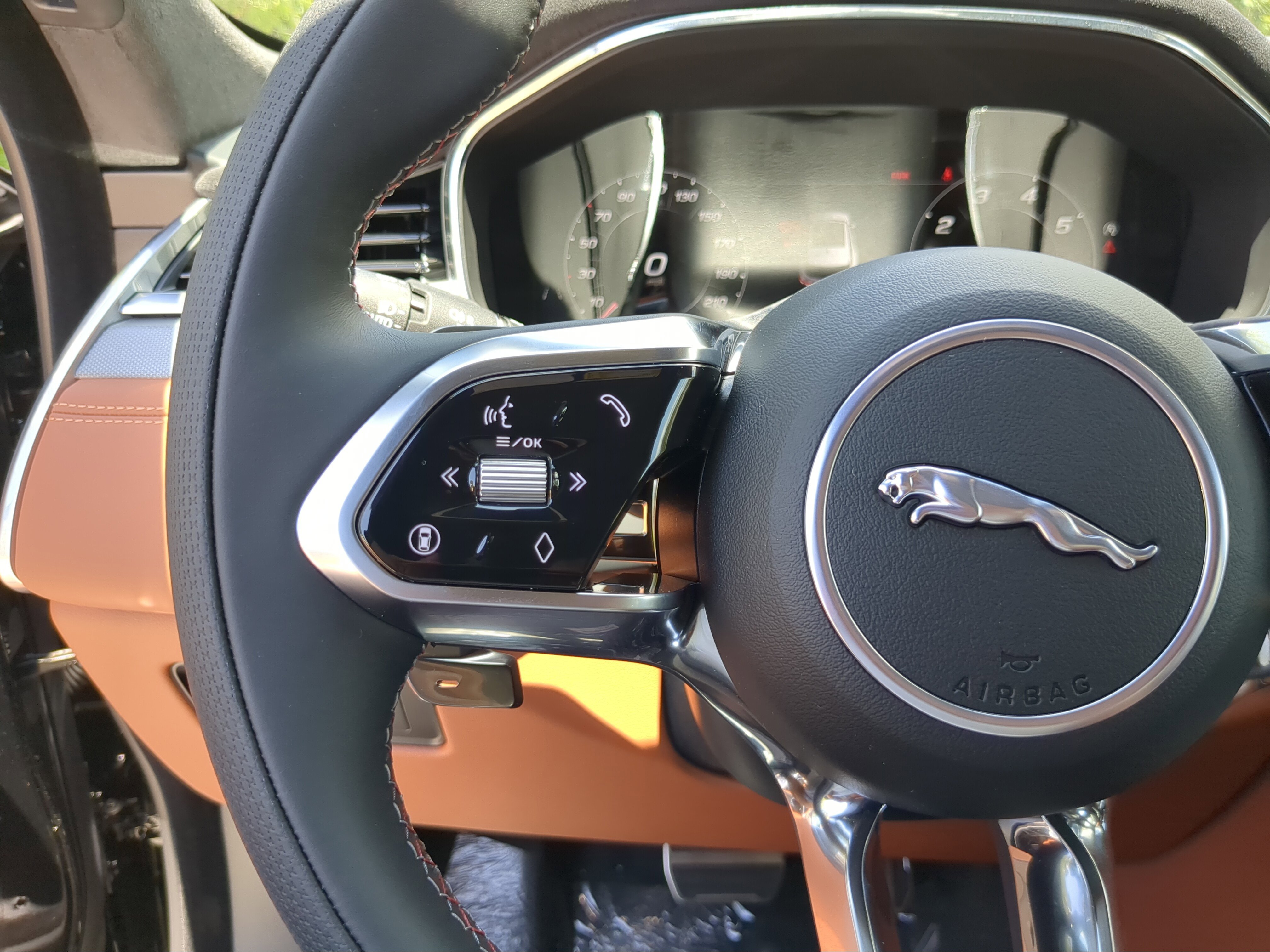2026 Jaguar F-PACE SVR photo 13