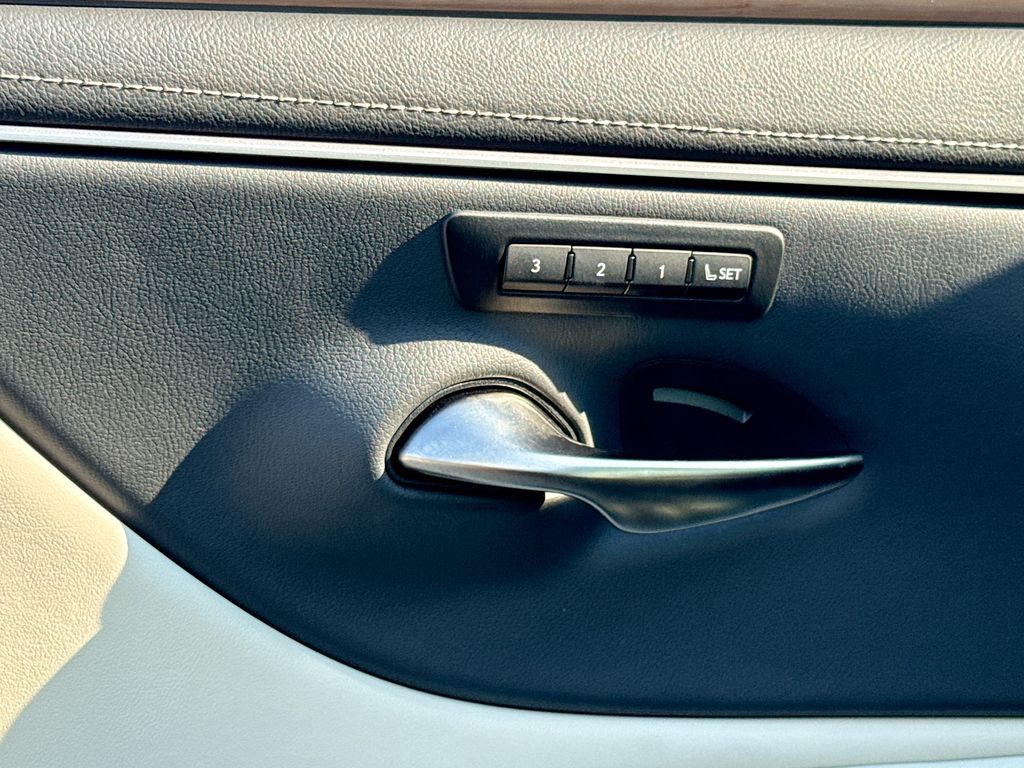 2024 Lexus ES 350 Luxury photo 18
