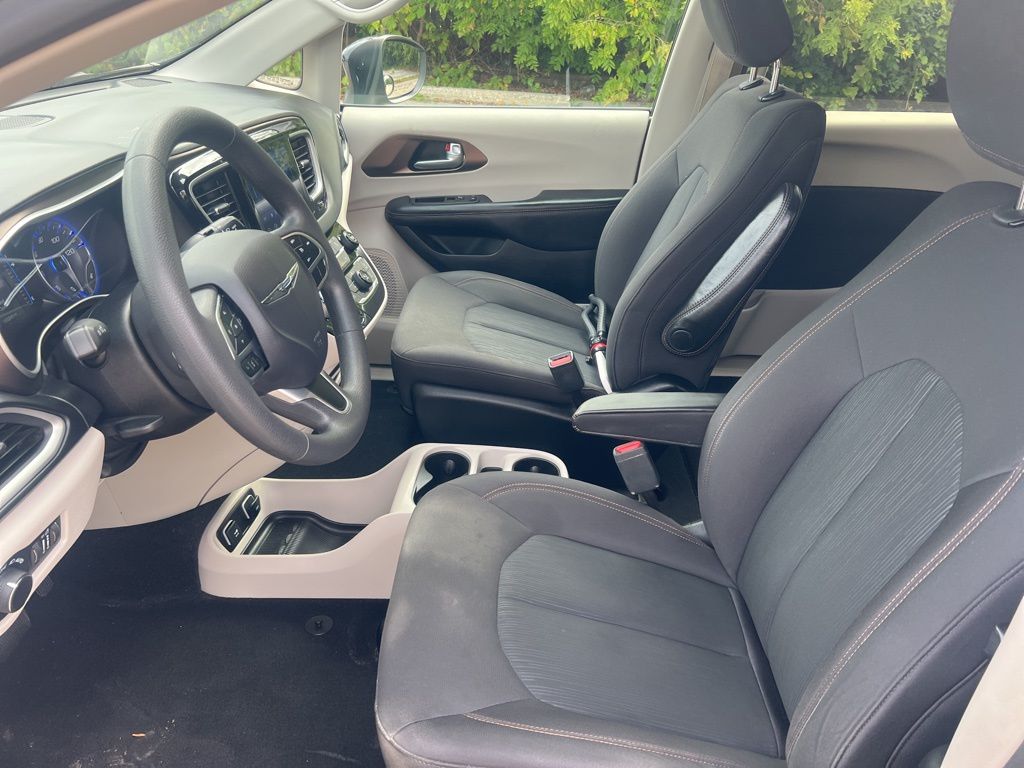 2017 Chrysler Pacifica Touring photo 4