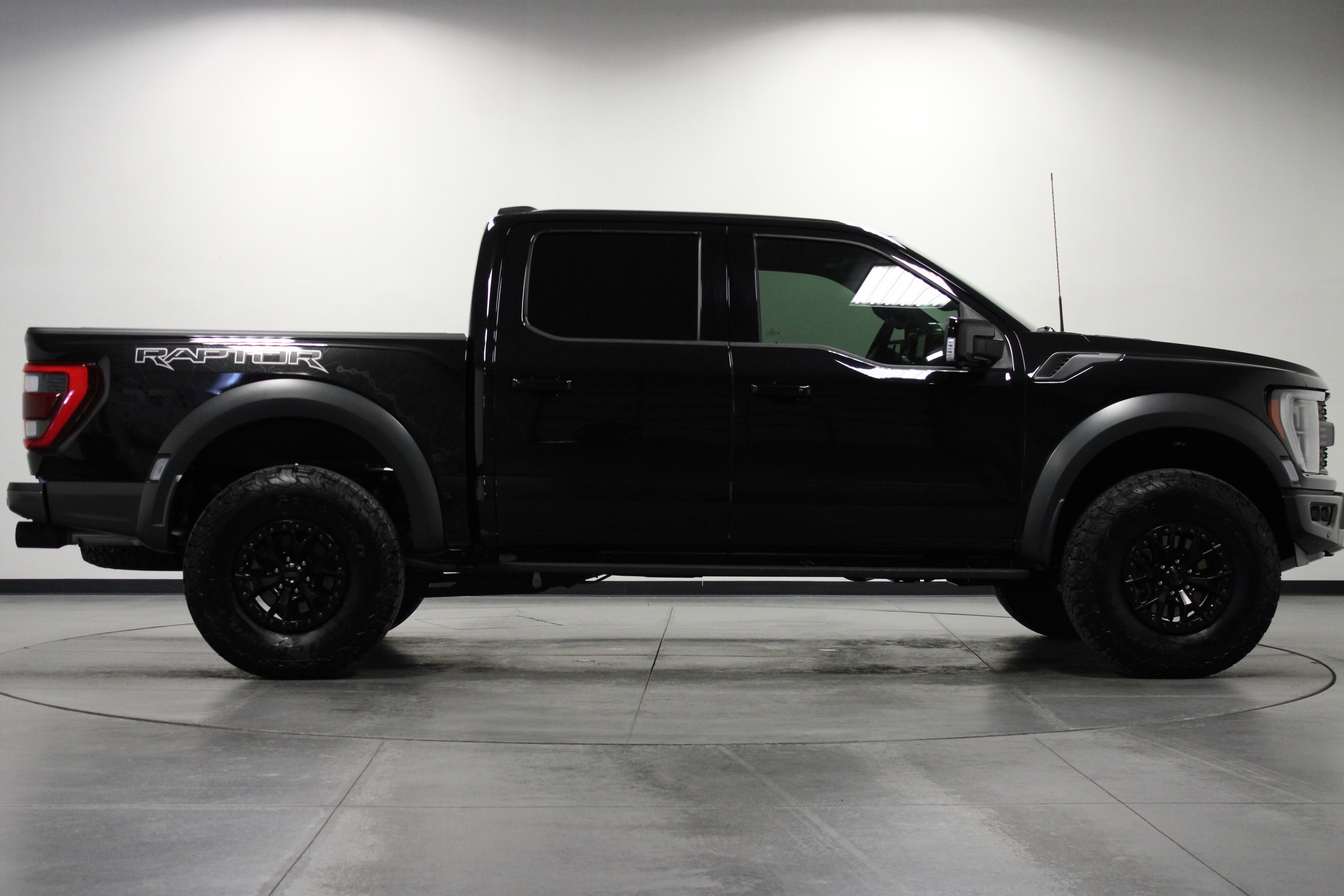 2023 Ford F-150 Raptor photo 2