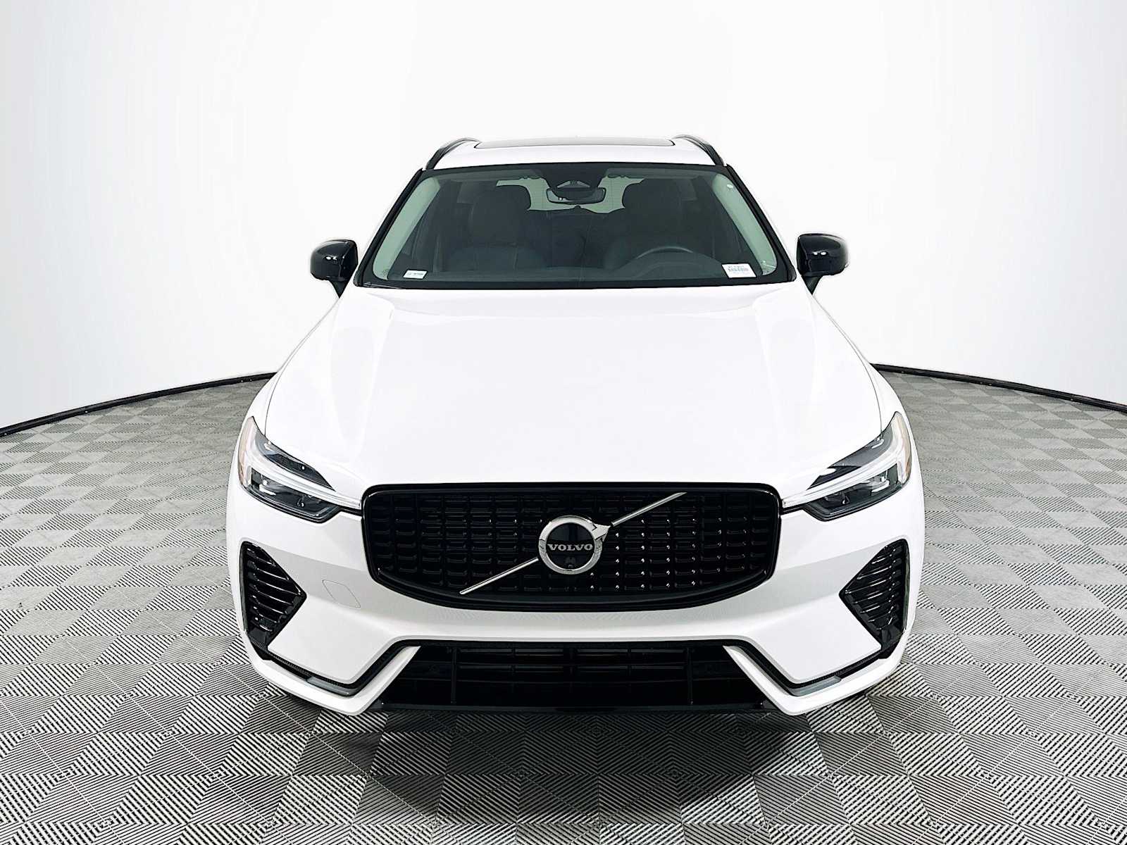 2025 Volvo XC60 T8 Plus photo 2