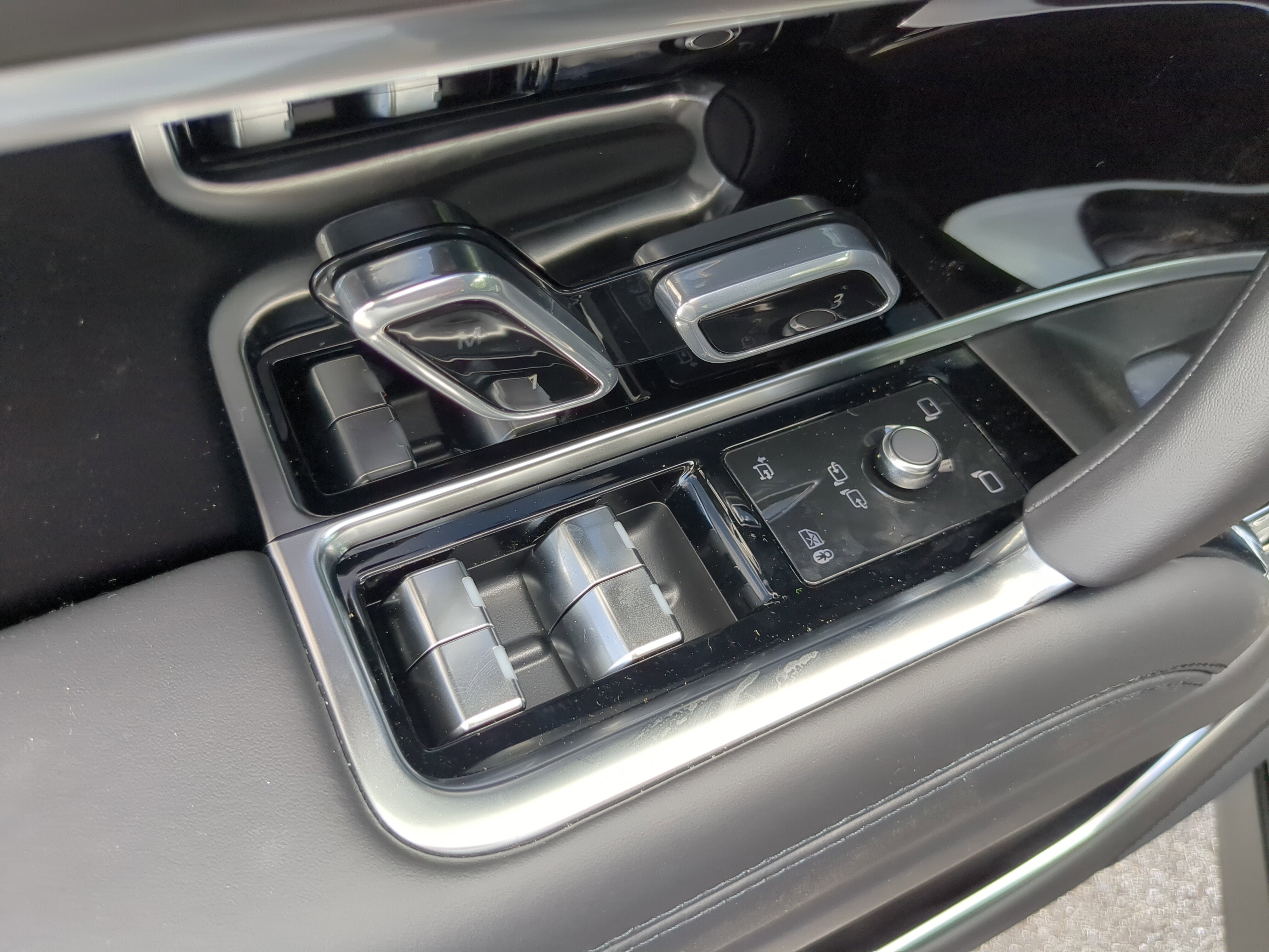 2025 Land Rover Range Rover SE photo 9