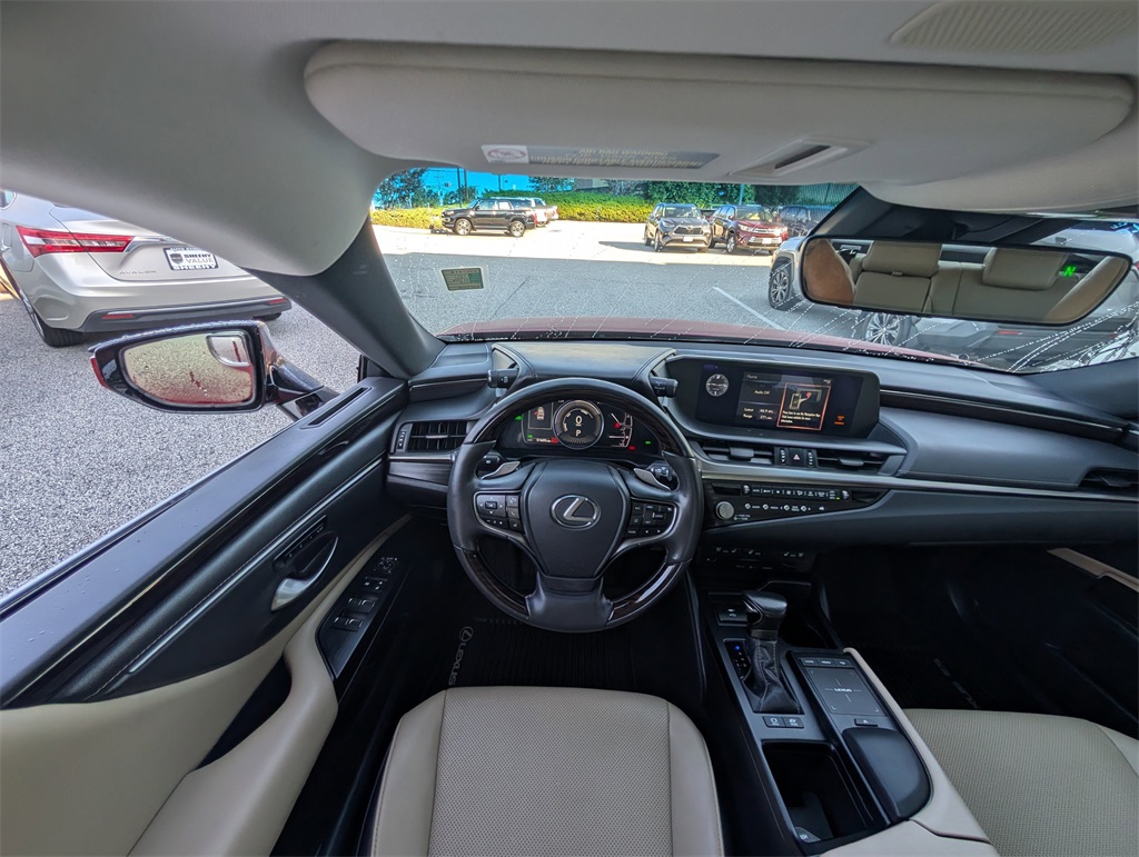 2021 Lexus ES 300h photo 4
