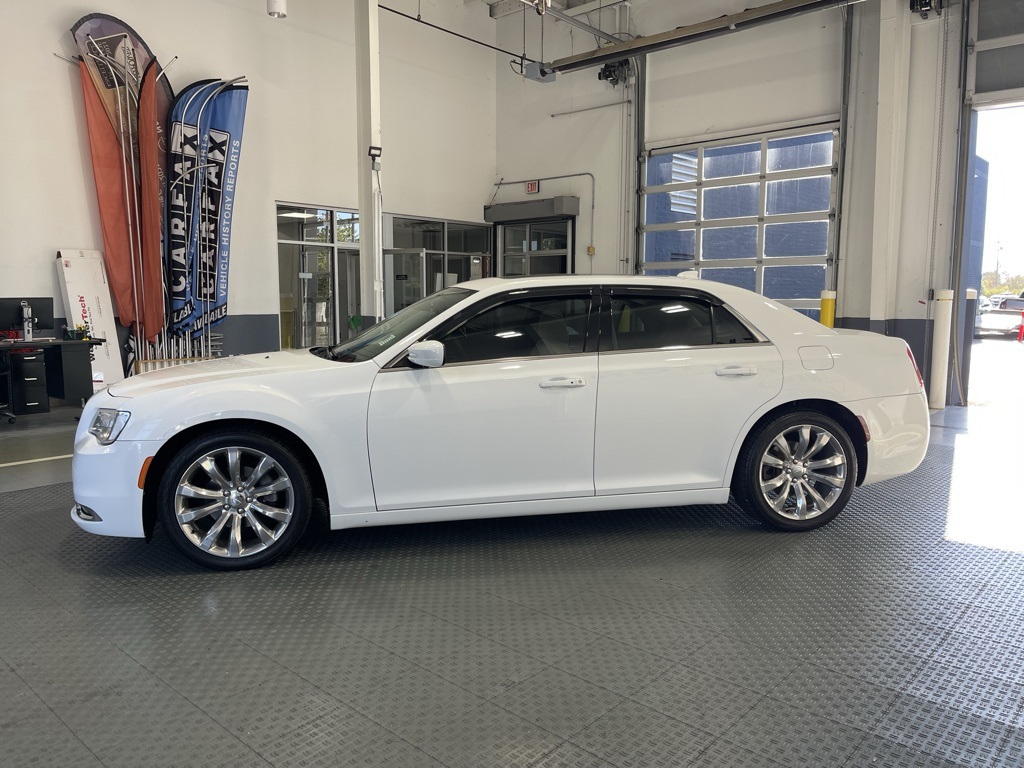 2018 Chrysler 300 Touring photo 4