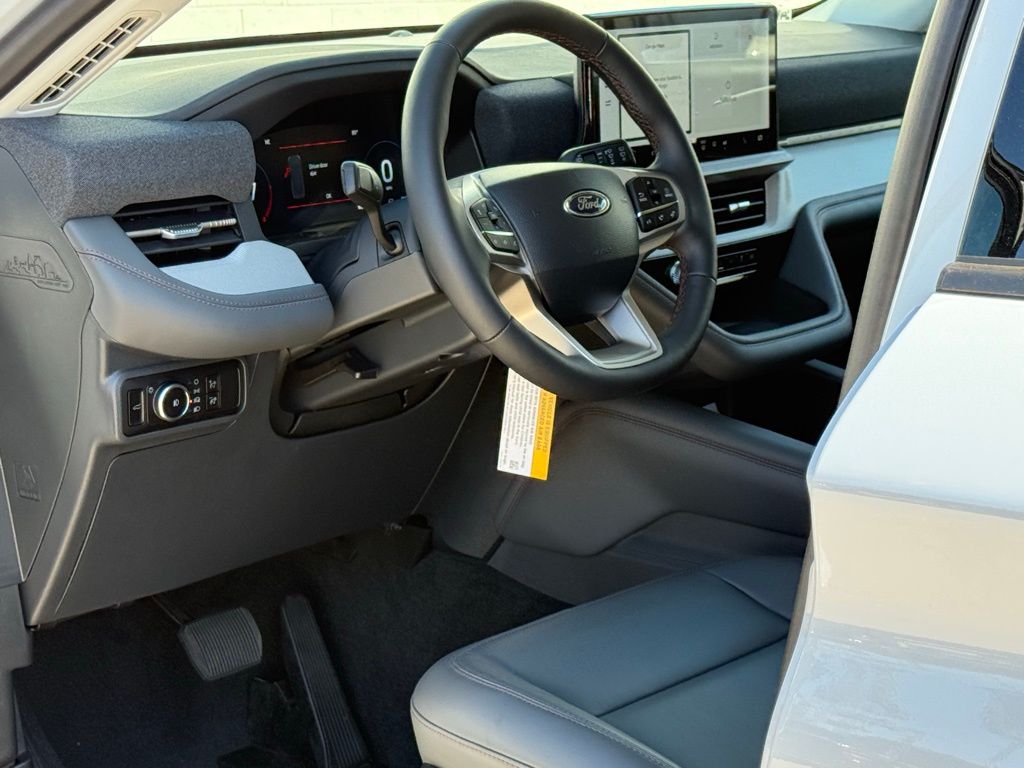 2025 Ford Explorer photo 7