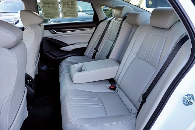 Used 2018  Honda Touring image 16