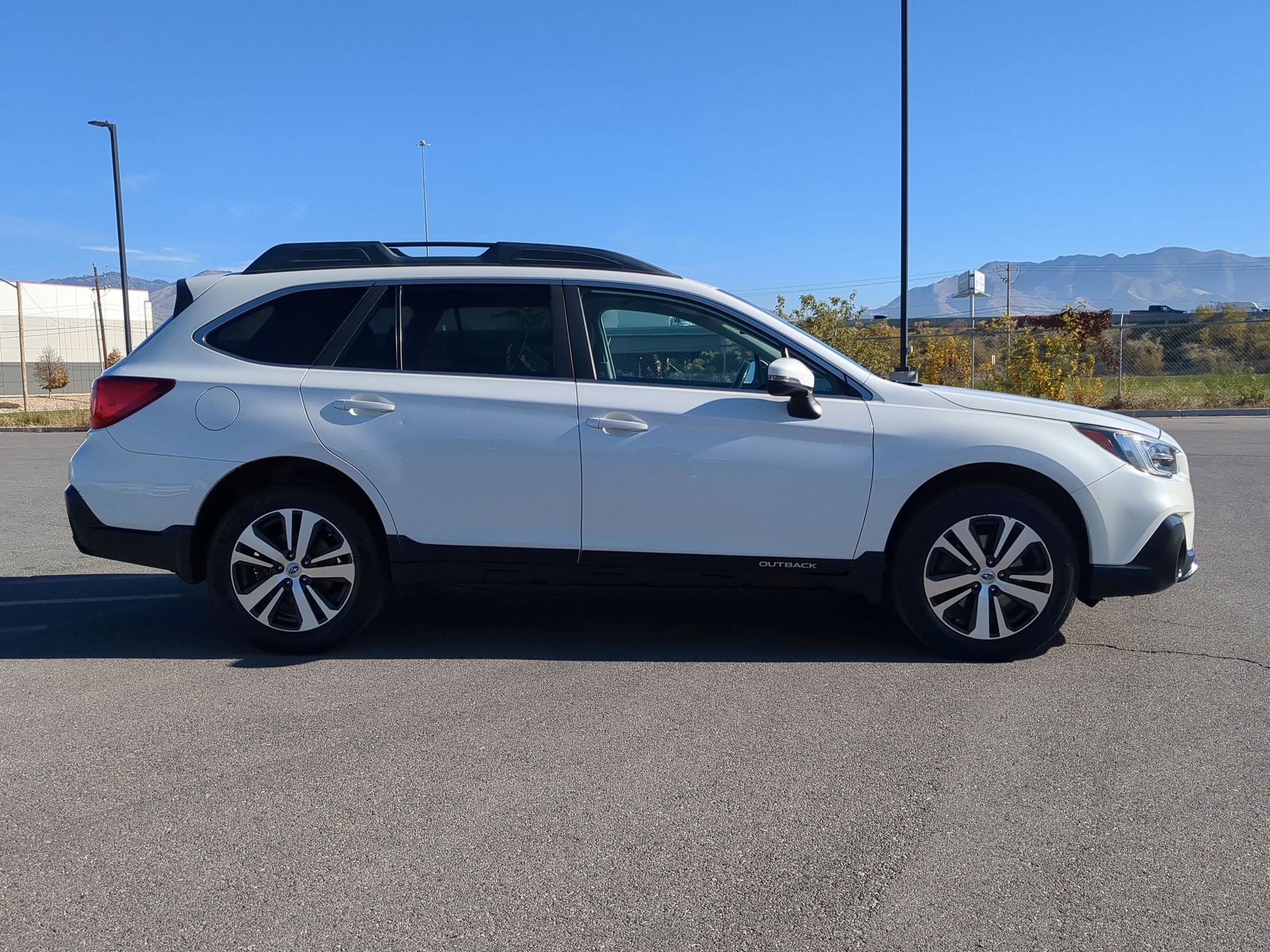 2019 Subaru Outback Limited photo 2