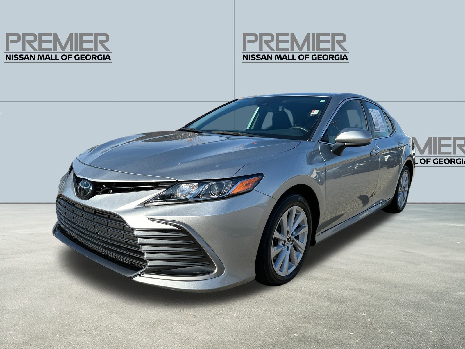 2022 Toyota Camry LE's photo