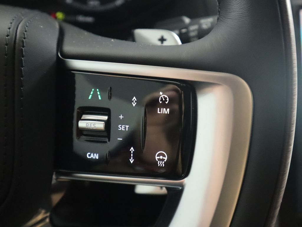 2025 Land Rover Range Rover SE photo 12