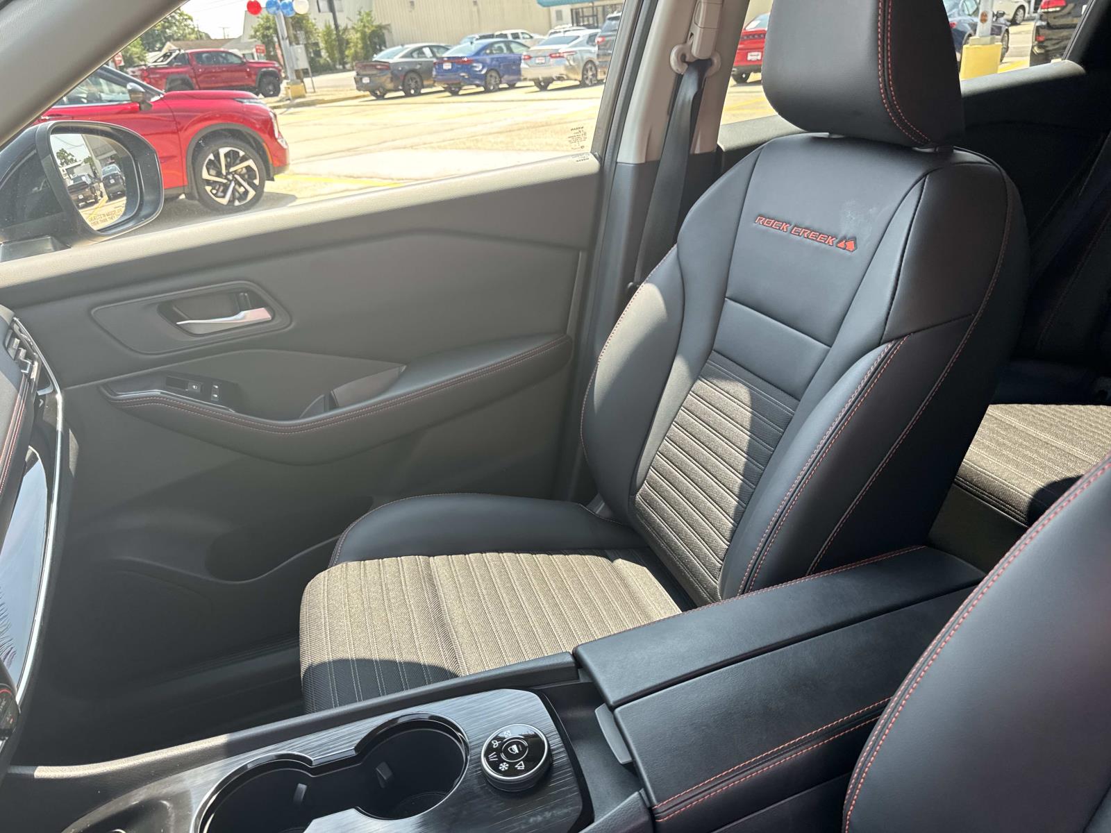 2025 Nissan Rogue SV photo 14
