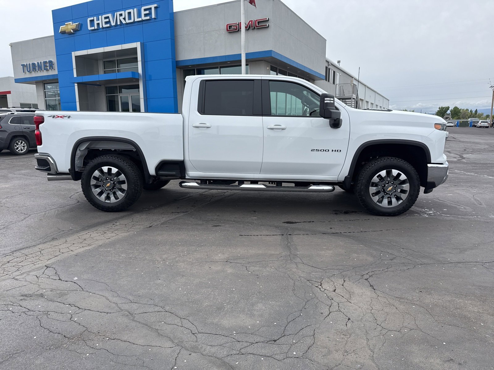 2025 Chevrolet Silverado 2500HD LT photo 2