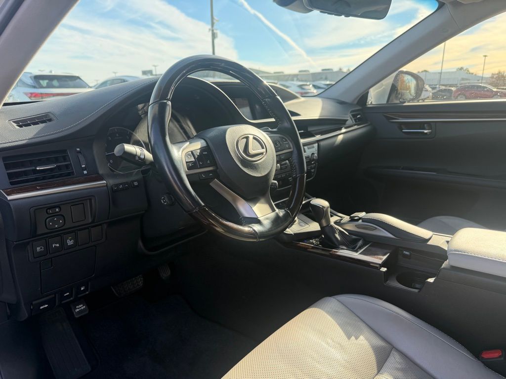 2017 Lexus ES 350 photo 2