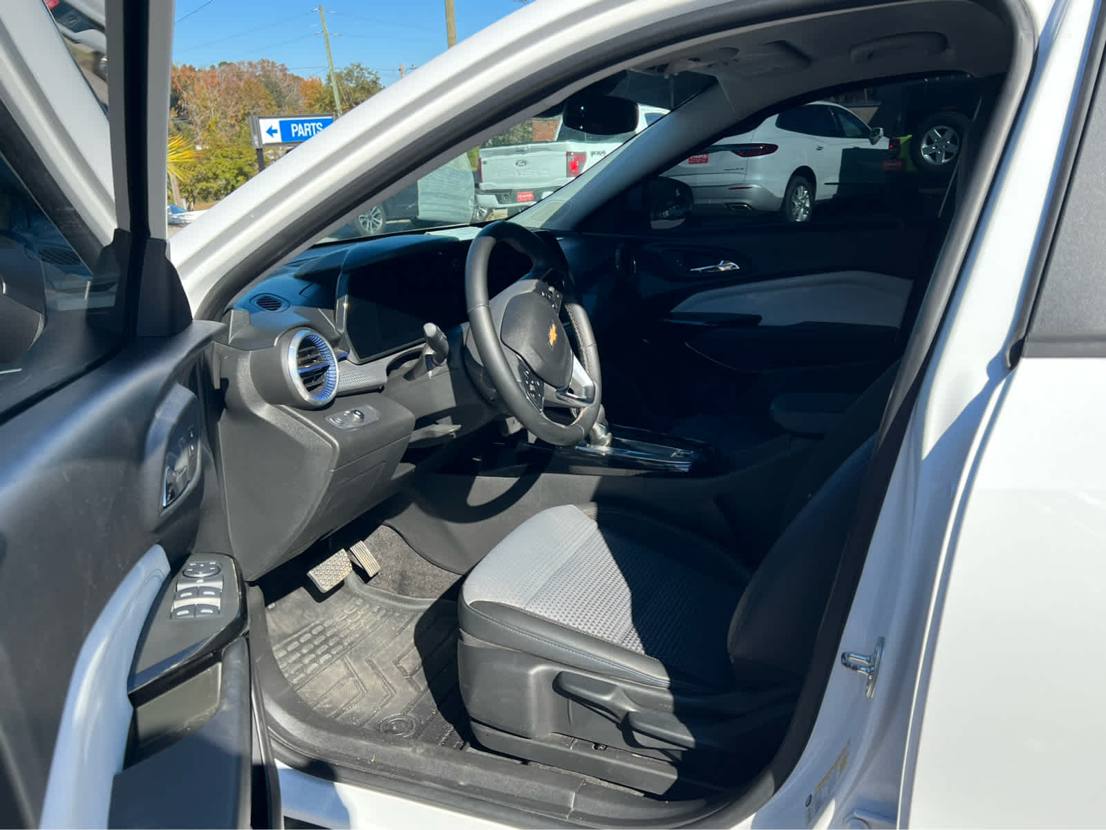 2024 Chevrolet Trax LT photo 4