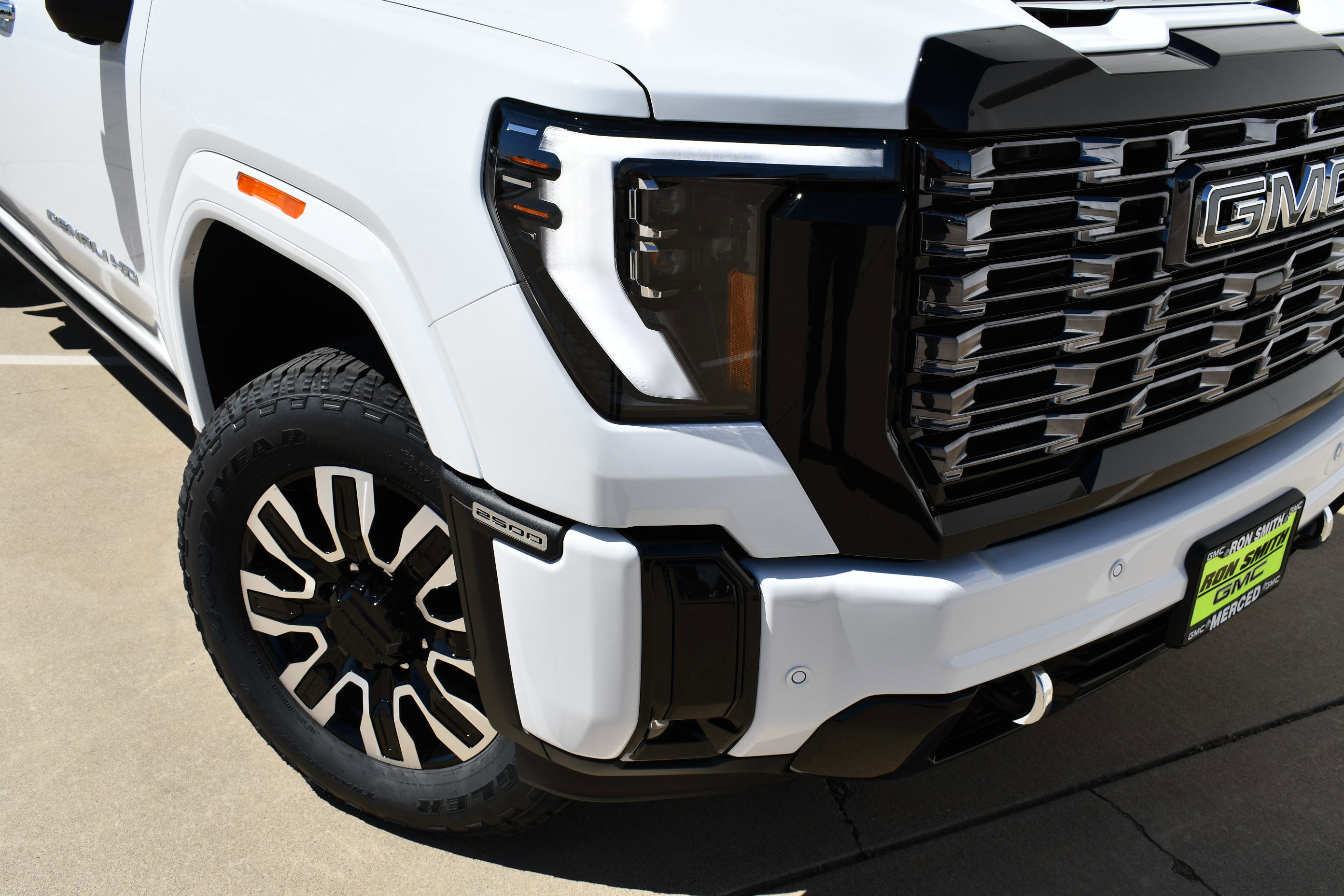 2025 Gmc Sierra 2500 HD Denali Ultimate photo 3