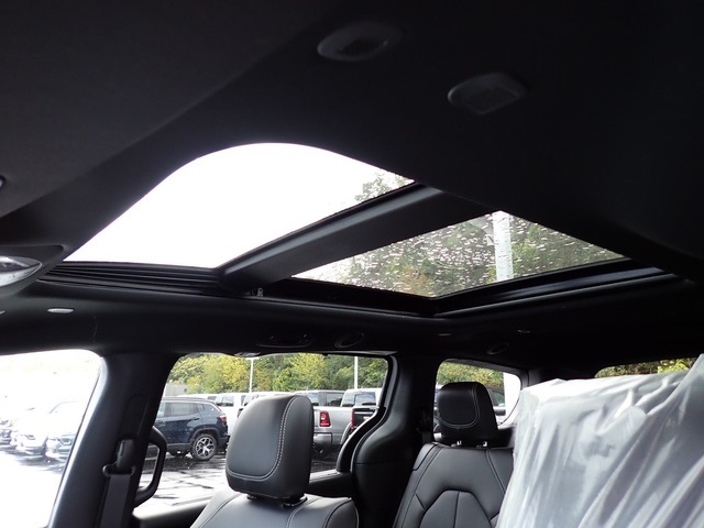 2025 Chrysler Pacifica photo 18