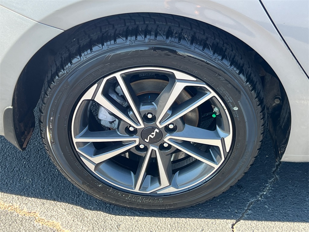 2024 Kia Forte LXS photo 17