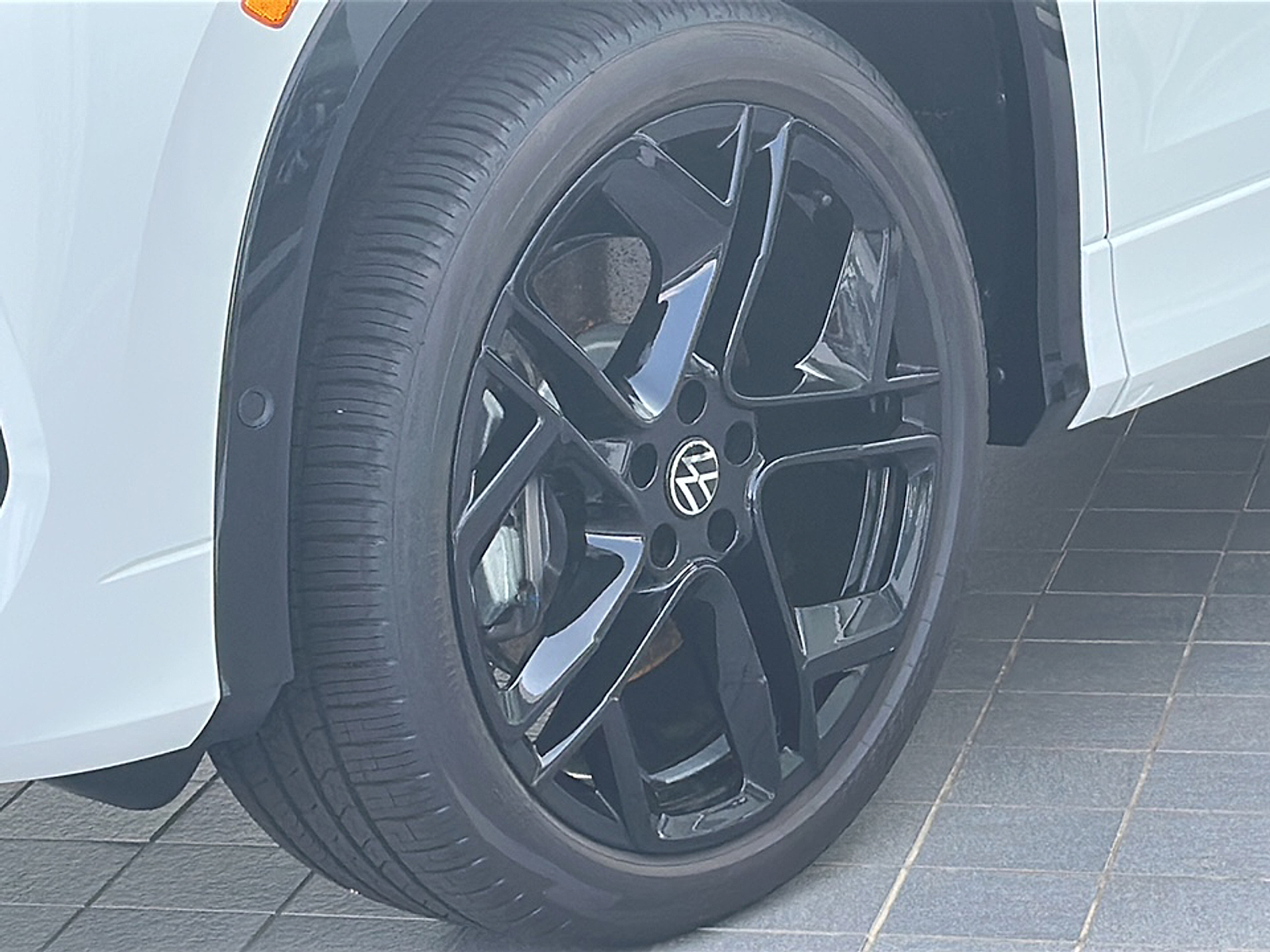2025 Volkswagen Tiguan SE R-Line Black photo 2