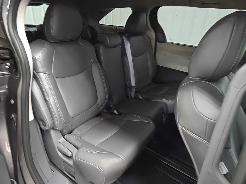 2021 Toyota Sienna LE photo 16