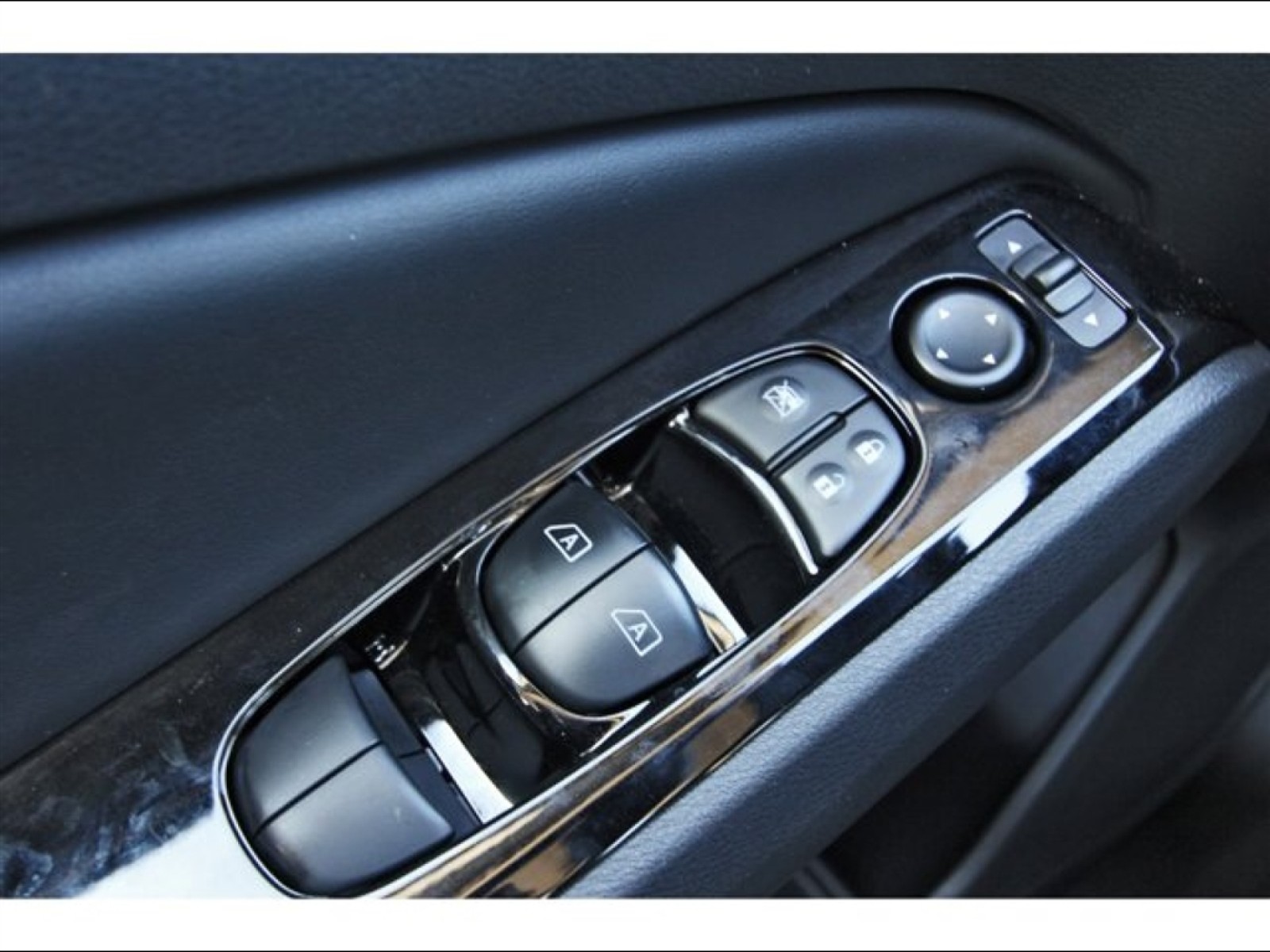 2025 Nissan Altima SR White at Robbins Nissan