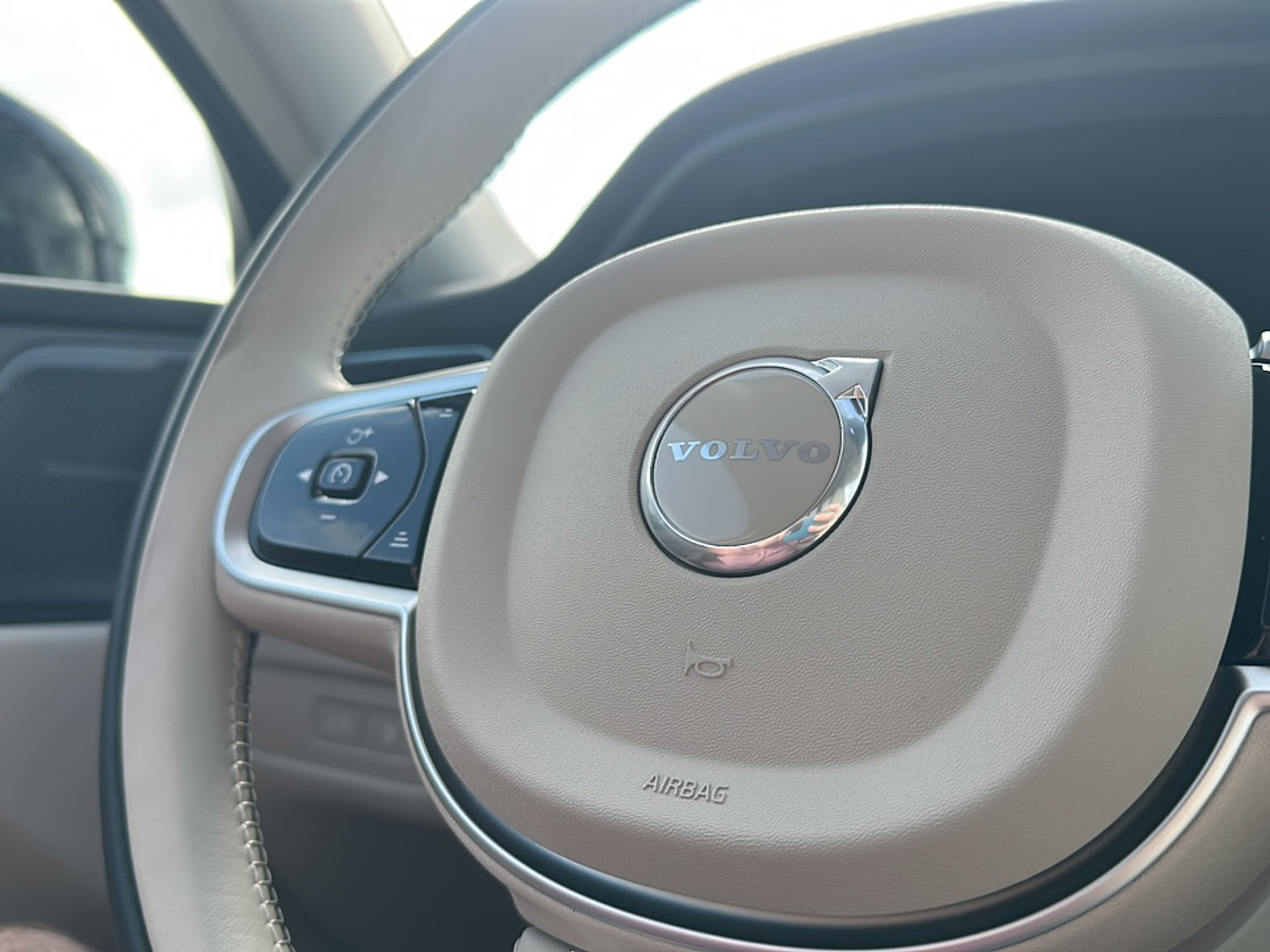 2026 Volvo XC60 T8 photo 11