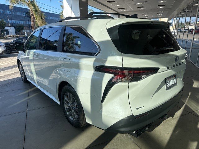 2025 Toyota Sienna XLE photo 3