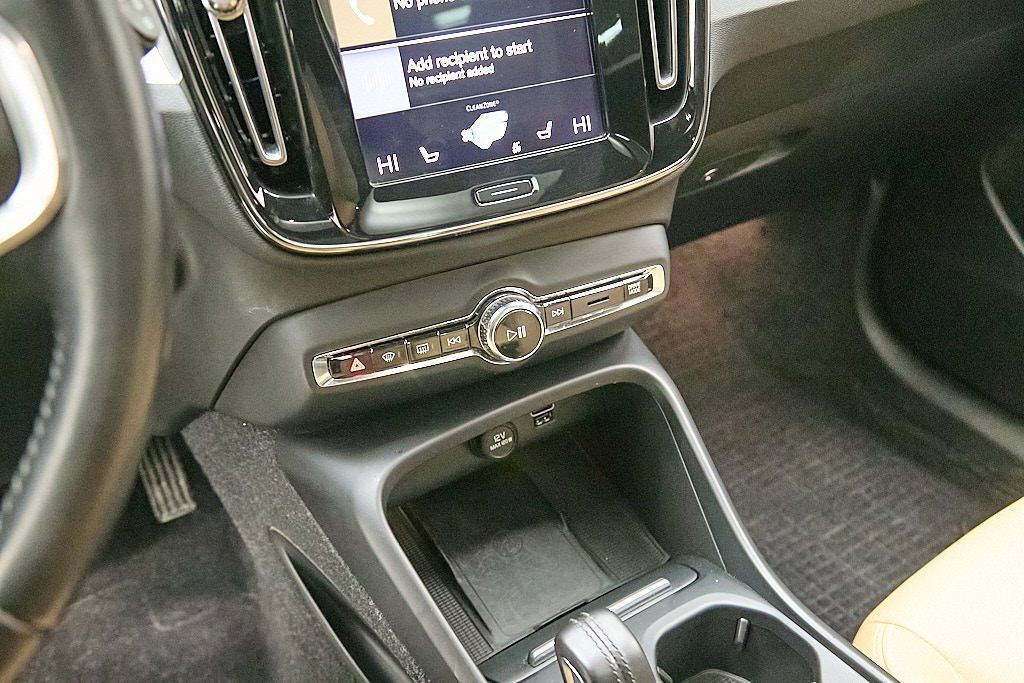 2019 VOLVO XC40 - Image 17