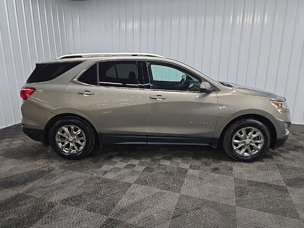 2019 Chevrolet Equinox LT photo 2